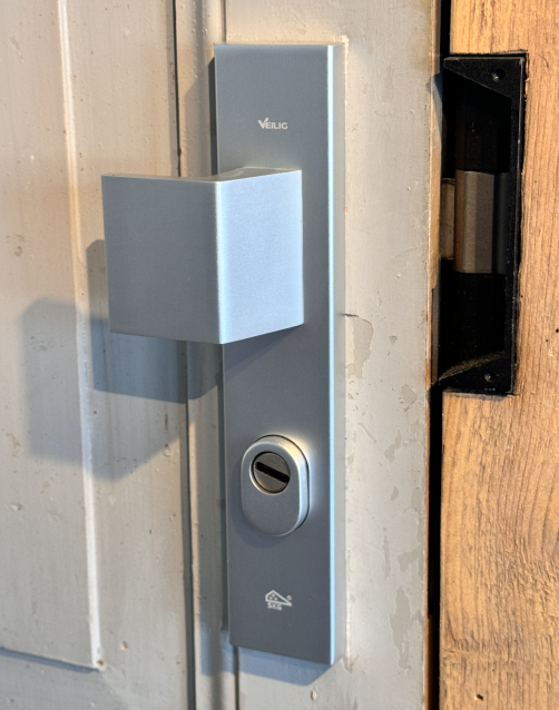 SKG-gecertificeerd anti-kerntrekbeslag beschikbaar in aluminium, RVS, messing en brons bij Lockit Rotterdam.