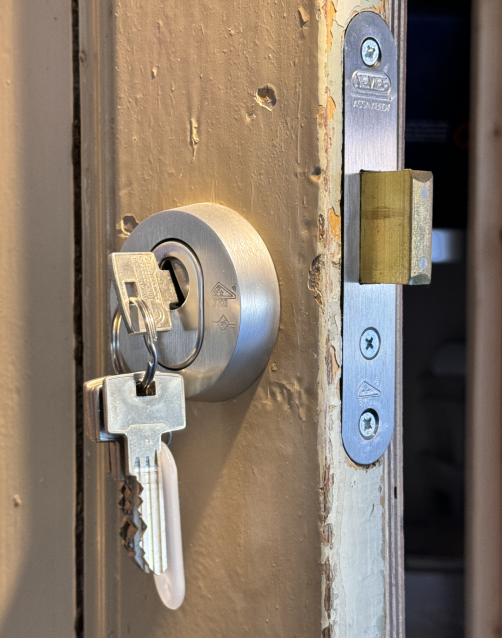 Een SKG-gecertificeerd bijzetslot wordt vakkundig gemonteerd door een erkende monteur van Lockit Slotenmakers.