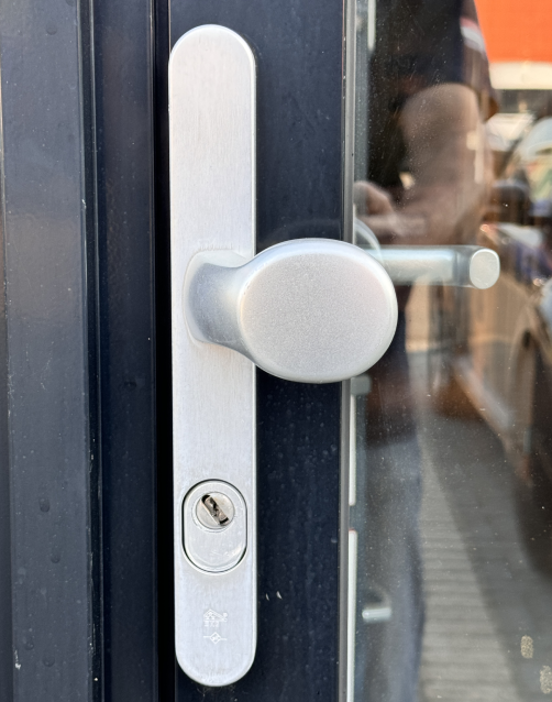Erkende slotenmaker installeert een nieuw cilinderslot met certificaat in Rotterdam.